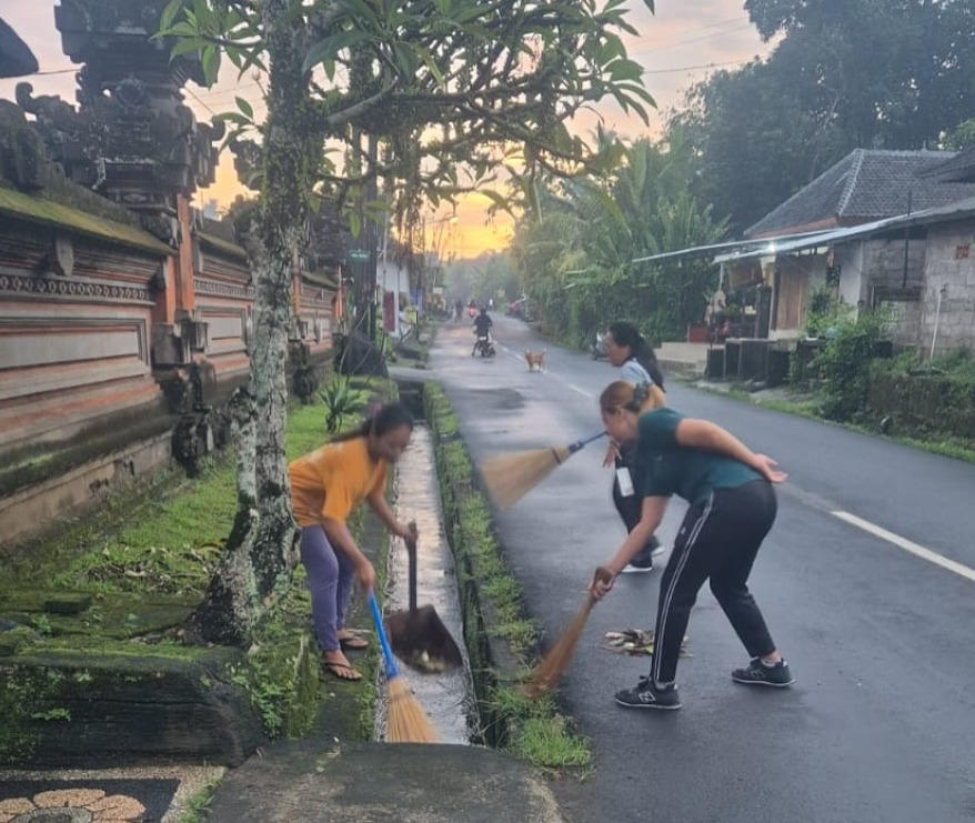 Gotong Royong Masyarakat Dalam Rangka Pembersihan Telajakan